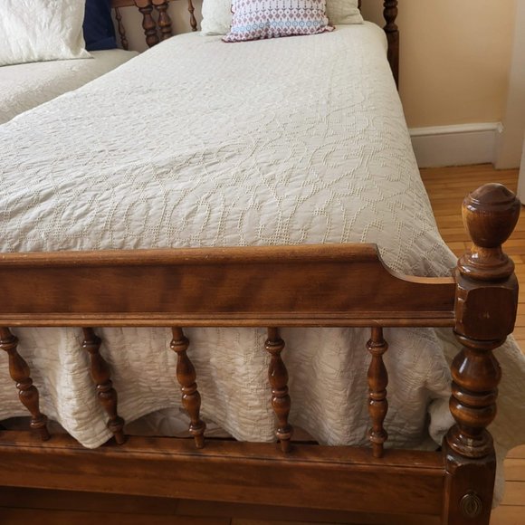 2 Ethan Allen Maple Spindle Twin Beds Frames, circa 1980s, box spring & mattress - Picture 2 of 3